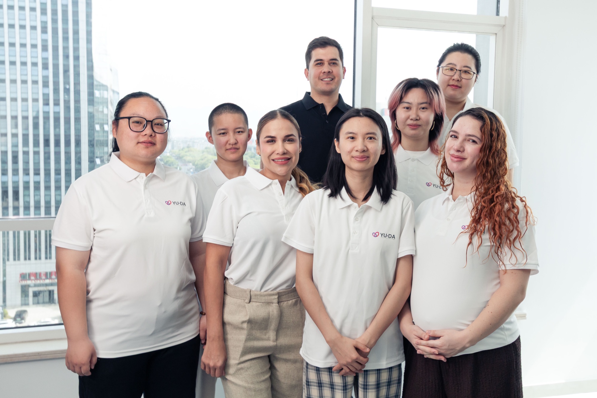 Equipo completo de YUDA Importaciones en la oficina de Yiwu