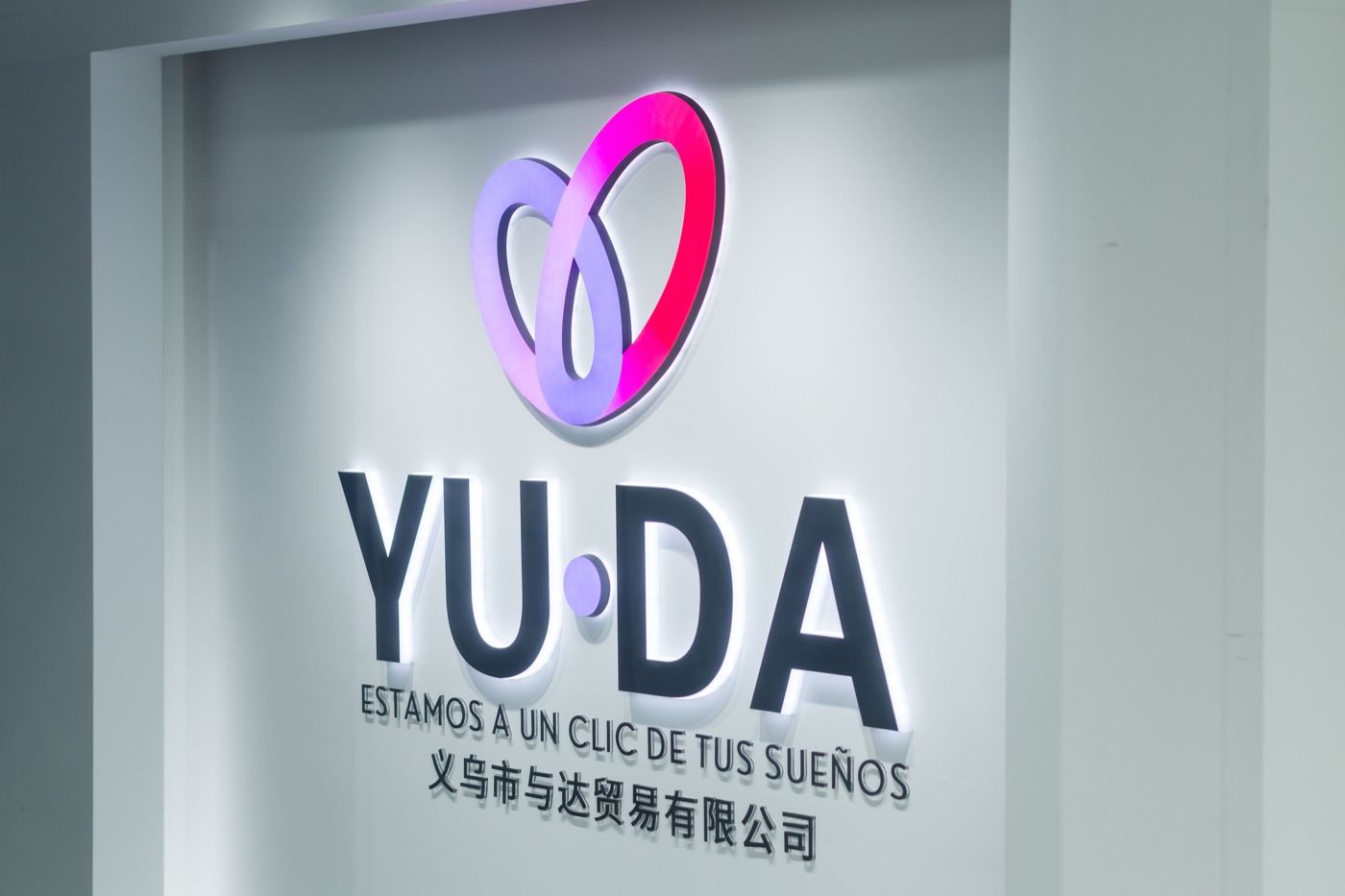 Letrero de YUDA Importaciones en la oficina de Yiwu